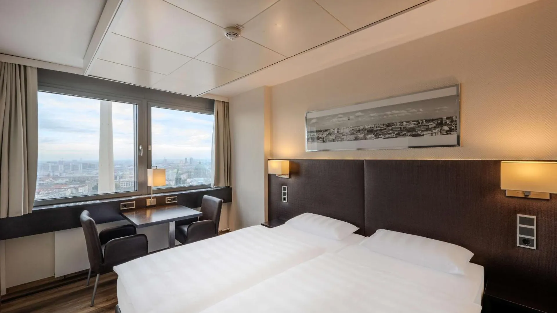 Park Inn By Radisson Berlin Alexanderplatz 4*,