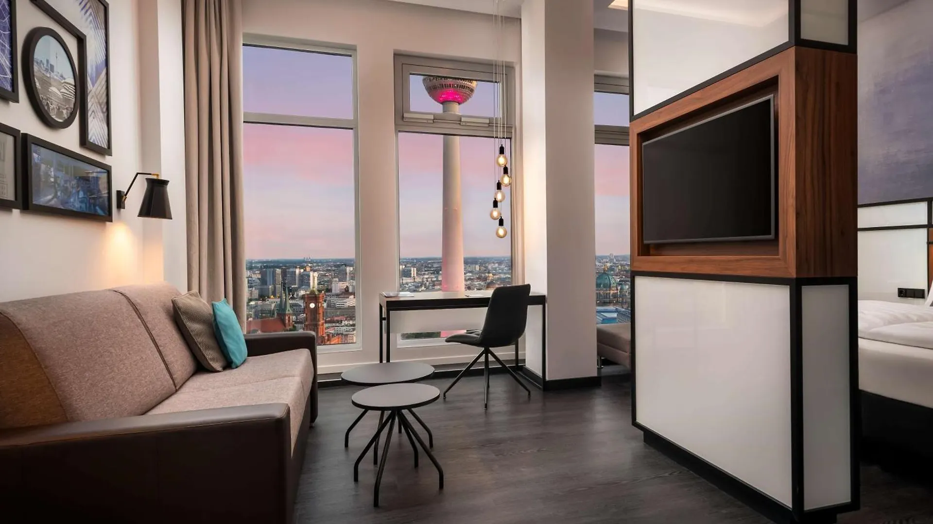Park Inn By Radisson Berlin Alexanderplatz 4*,