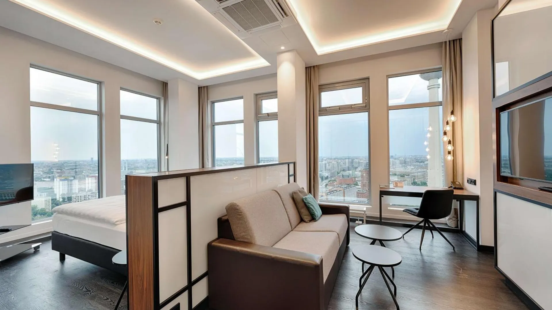 Park Inn By Radisson Berlin Alexanderplatz 4*,