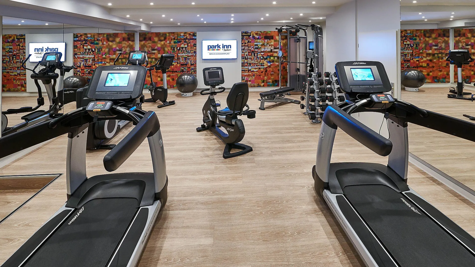 Park Inn By Radisson Berlin Alexanderplatz 4*,  Almanya